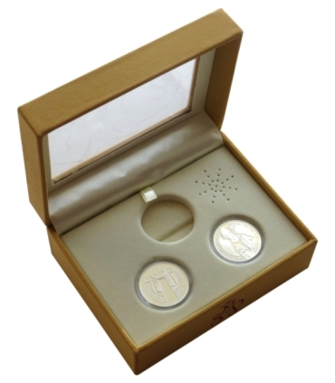 Pozytywka (grająca Barkę) z 3 srebrnymi numizmatami