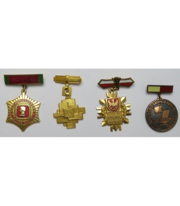 Zestaw 28 odznaczeń / przypinek z okresu PRL