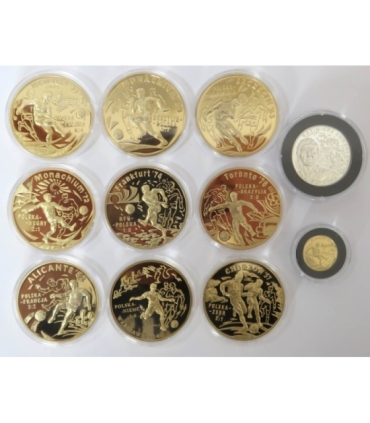 Zestaw medali "Złote lata polskiego futbolu" 1 x złoto Au 585 + 1 x srebro Ag925 + 9 x miedzionikiel