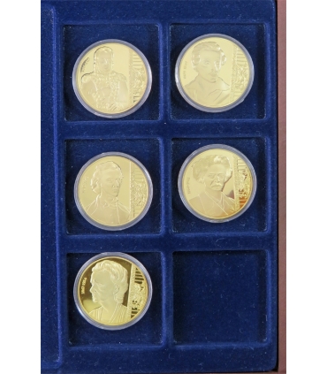 Zestaw 5 medali z serii Wielcy Polacy w drewnianej kasecie