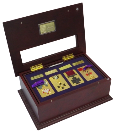 Najwyższe Światowe Odznaczenia – 12 pozłacanych numizmatów + drewniana skrzynka, certyfikaty