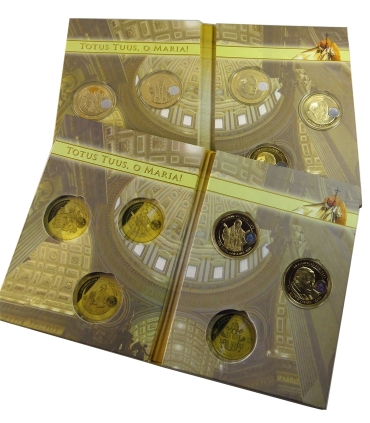 Życie Jana Pawła II – komplet 2 albumów z 7 medalami