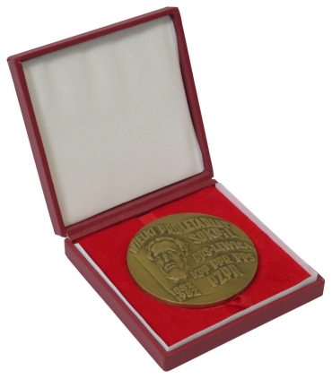 Medal 100 lat ruchu robotniczego w Polsce 1882–1982, etui