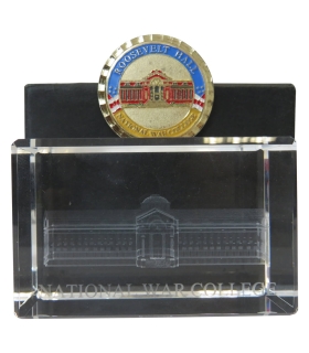 Zestaw gabinetowy National War College: Challenge Coin Class of 2011 + Statuetka Kryształowa – po Generale