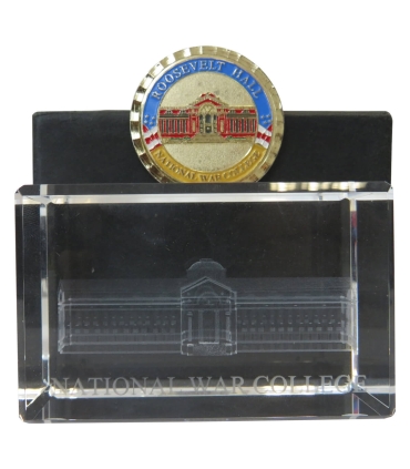 Zestaw gabinetowy National War College: Challenge Coin Class of 2011 + Statuetka Kryształowa – po Generale