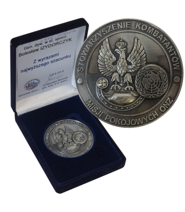 Medal pamiątkowy Stowarzyszenia Kombatantów Misji Pokojowych ONZ dla gen. dyw. Bolesława Izydorczyka